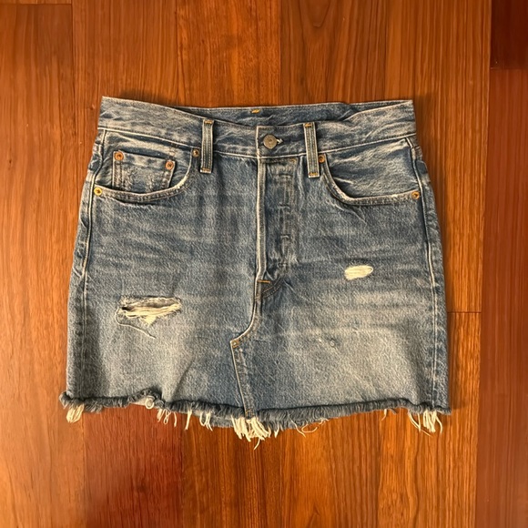 🚫SOLD🚫 Levi's Deconstructed Denim Mini Skirt in Hole in One - Picture 2 of 5